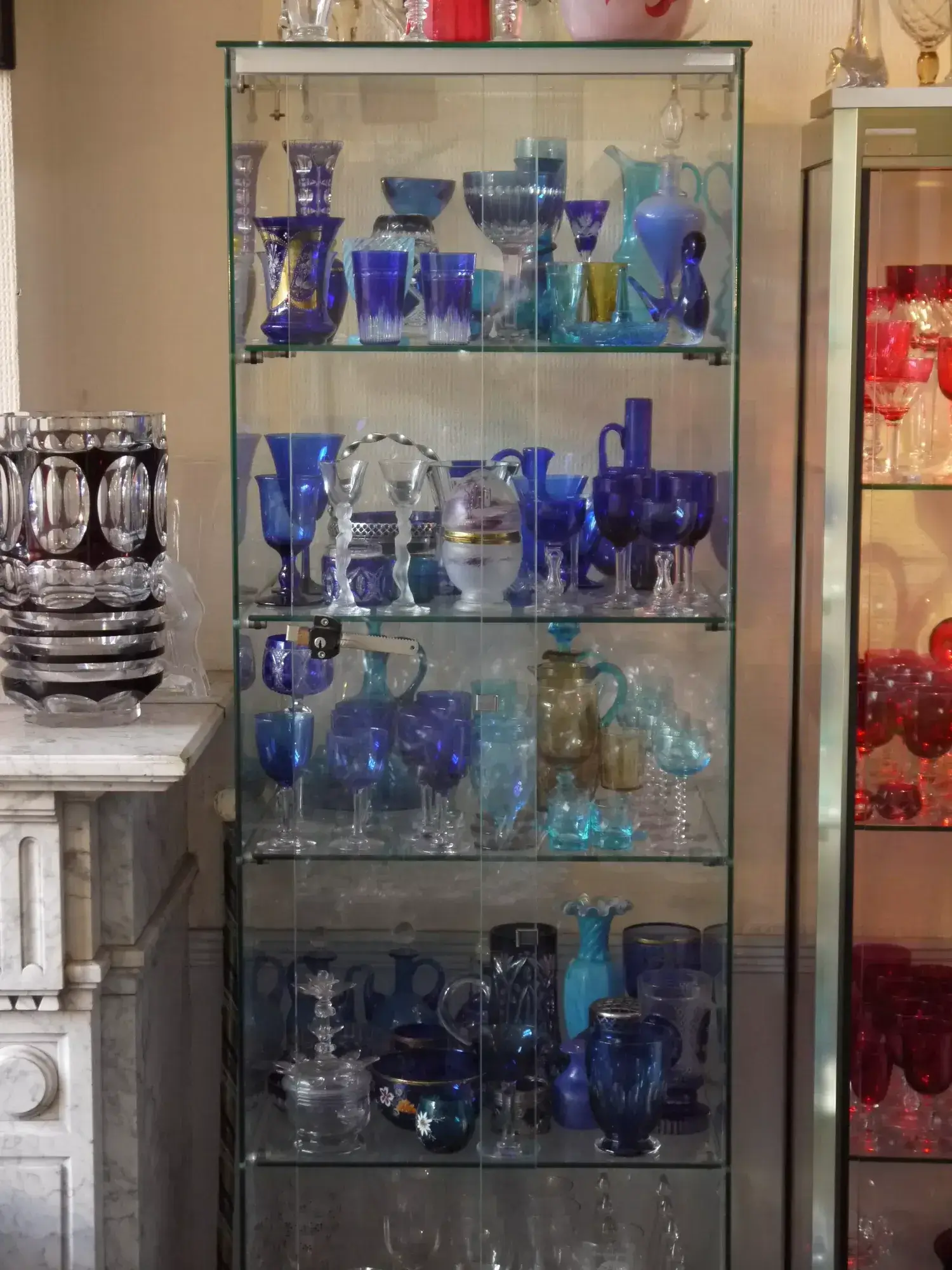 verres bleu dans une vitrine