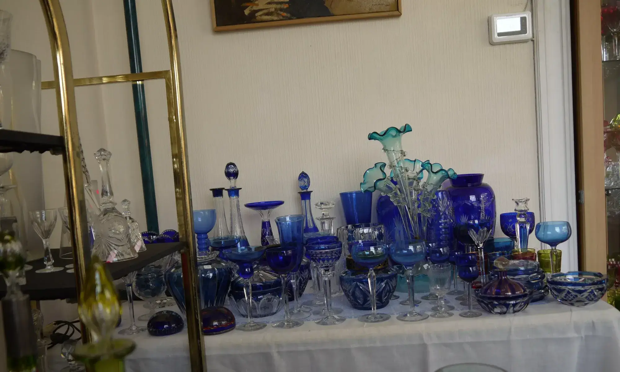 verres bleu sur une table