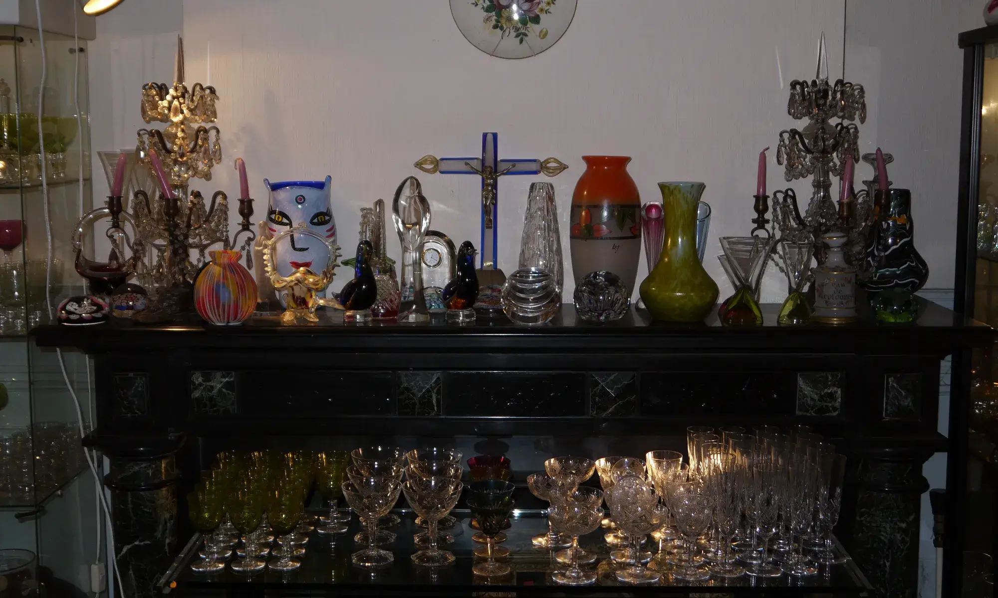 verres et vases sur une cheminee