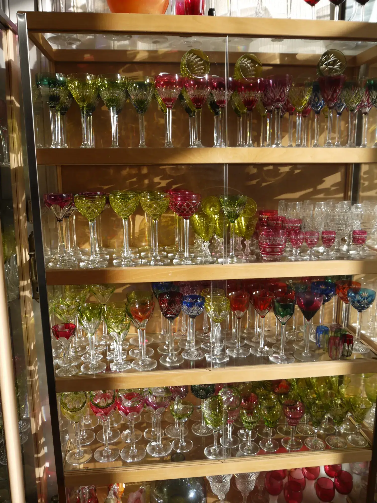 verres colores dans une vitrine