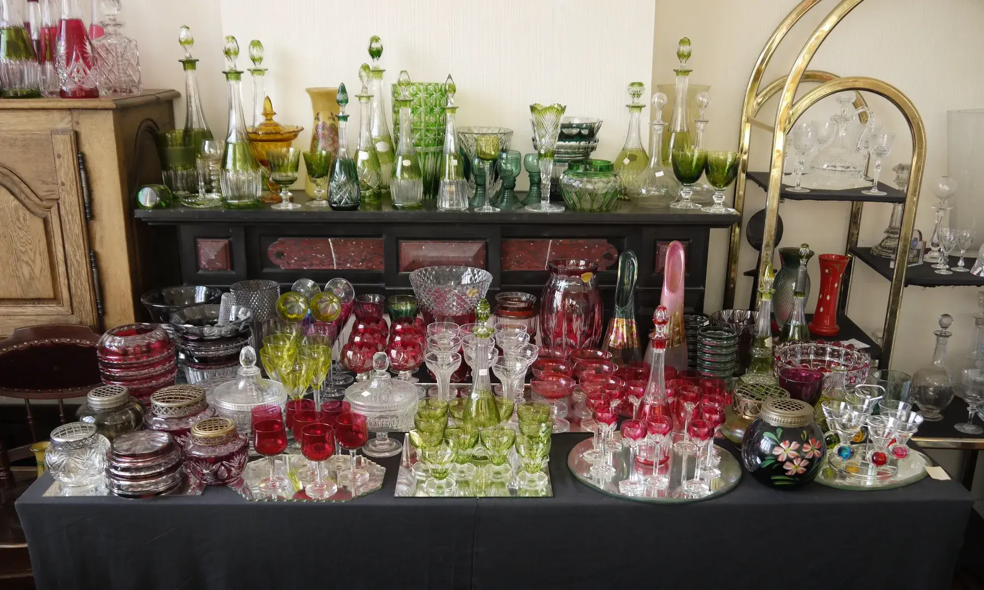 verres et vases sur une table et une cheminee