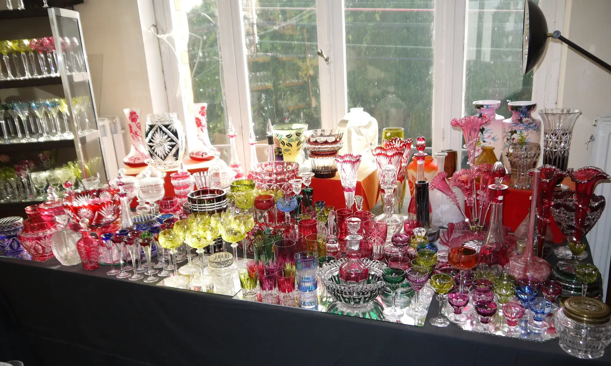 verres colores sur une table