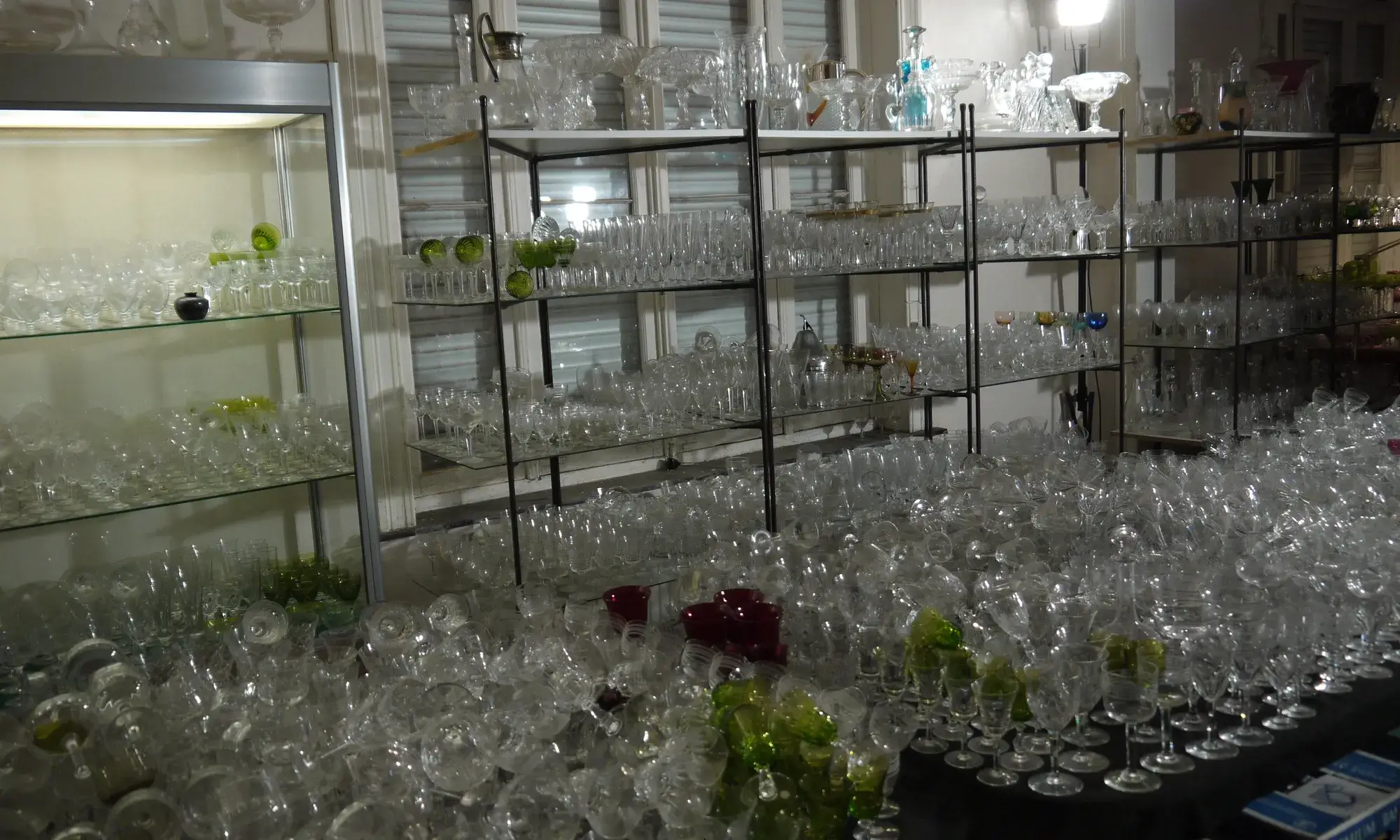 verres sur une table et dans une vitrine