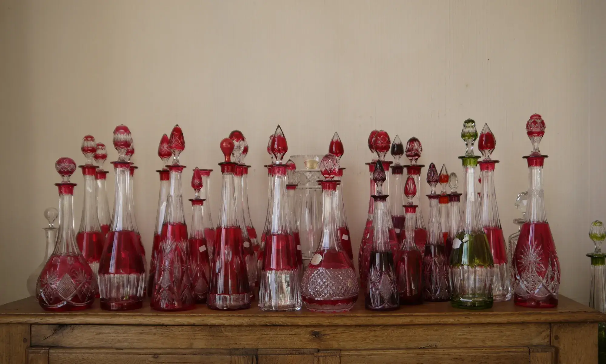 verres rouge sur un meuble en bois