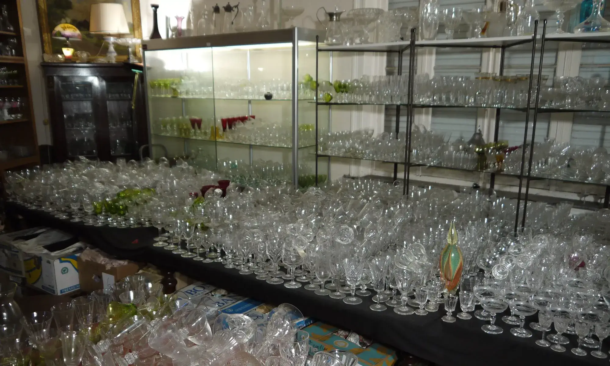 verres sur des tables et dans des vitrines